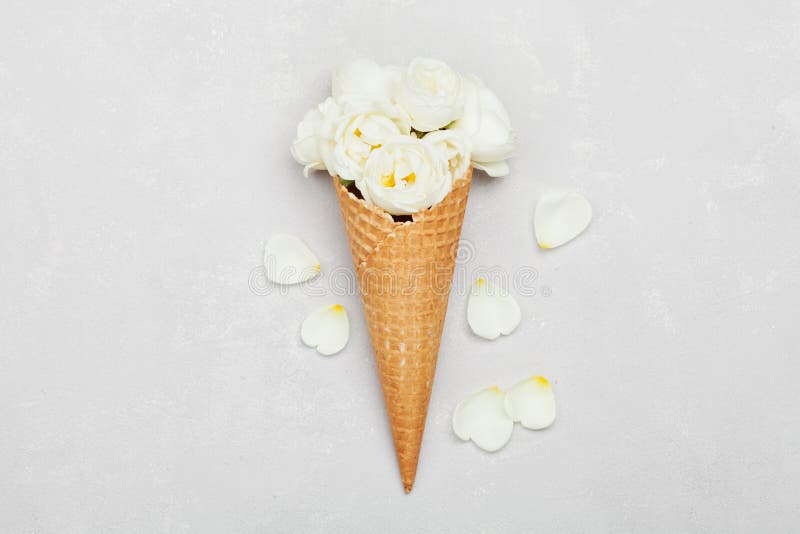 Glass av steg blommor i dillandekotte på ljus - grå bakgrund från över, härlig blom- garnering, tappningfärg, den lekmanna- lägen royaltyfria bilder Glass av steg blommor i dillandekotte på ljus - grå bakgrund från över, härlig blom- garnering, tappningfärg, den lekmanna- lägen royaltyfria bilder