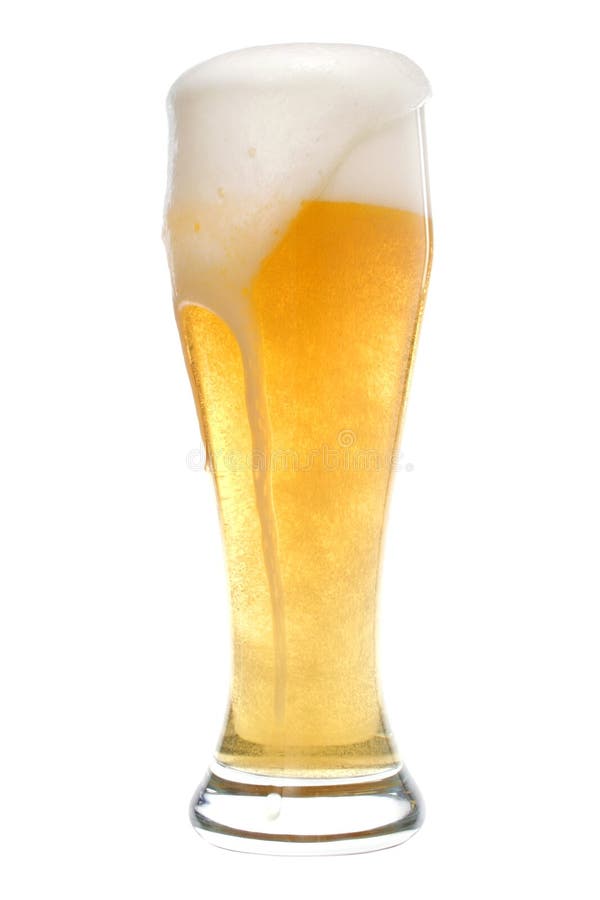 Un bicchiere pieno di birra su sfondo bianco.