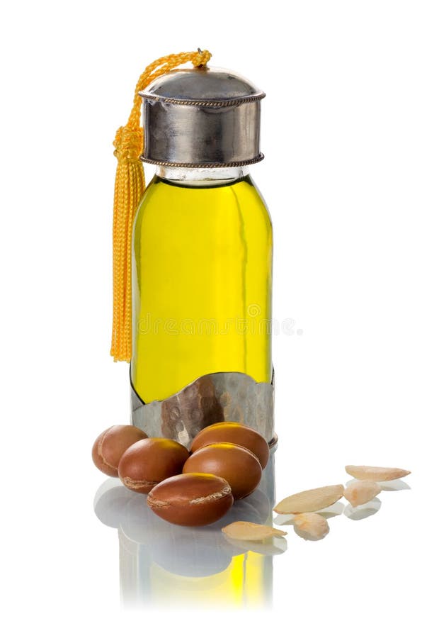 L'olio di Argan, con frutti e semi su uno sfondo bianco.