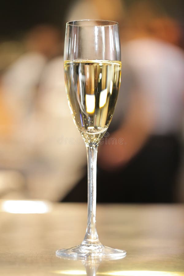 Glass champagne på bordet arkivfoto Glass champagne på bordet arkivfoto
