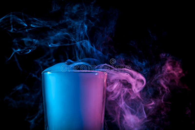 Glass bongs on display for smoking marijuana known as weed or pot in a  store in San Francisco famous Haight Ashbury – Stock Editorial Photo ©  SvetlanaSF #302827816