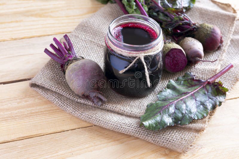 Glass of fresh beetroot juice with vegetables on light background imagem de stock royalty free