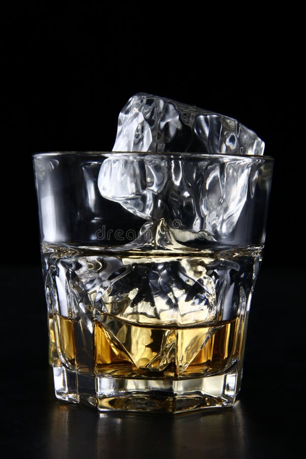 Glass kopp med whisky royaltyfri foto Glass kopp med whisky royaltyfri foto