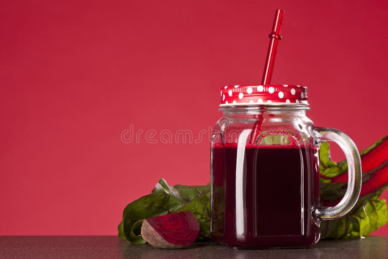 Glass krus av rödbetafruktsaft royaltyfria bilder Glass krus av rödbetafruktsaft royaltyfria bilder