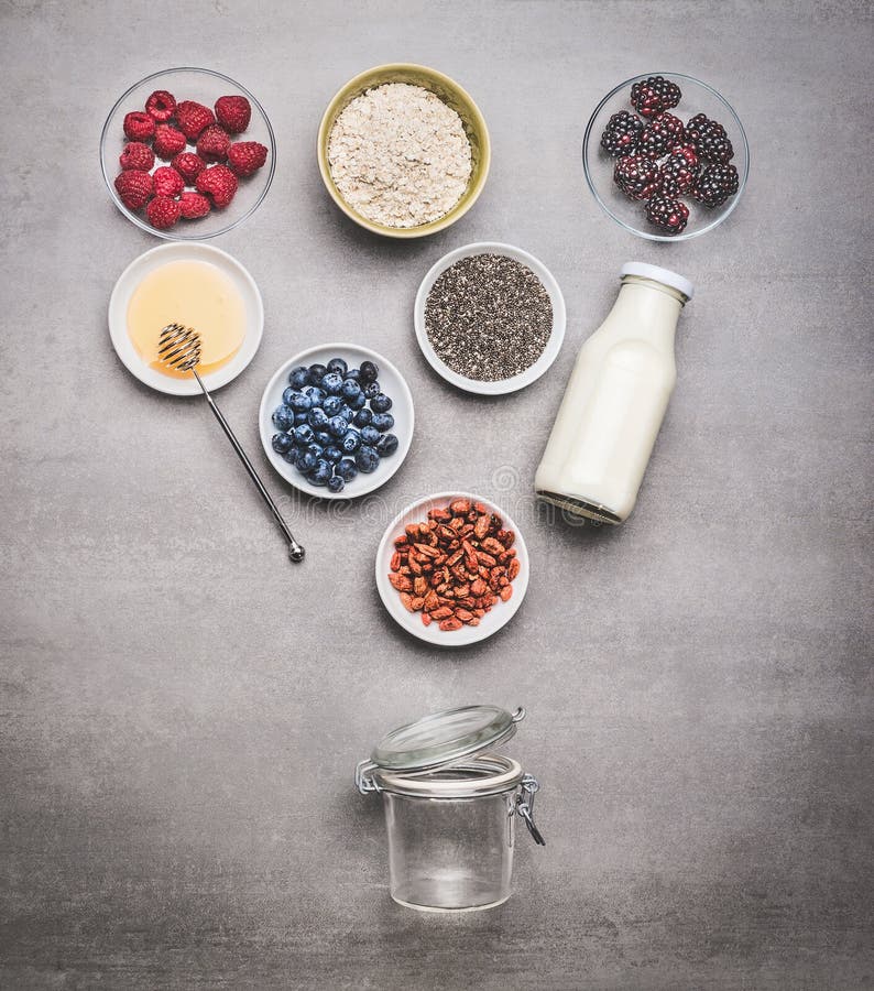 Glass krusdanande för sund frukost med ingredienser: chiafrö, gojibär, havremjölet, nya bär, honung och mjölkar eller yoghurten royaltyfri fotografi Glass krusdanande för sund frukost med ingredienser: chiafrö, gojibär, havremjölet, nya bär, honung och mjölkar eller yoghurten royaltyfri fotografi