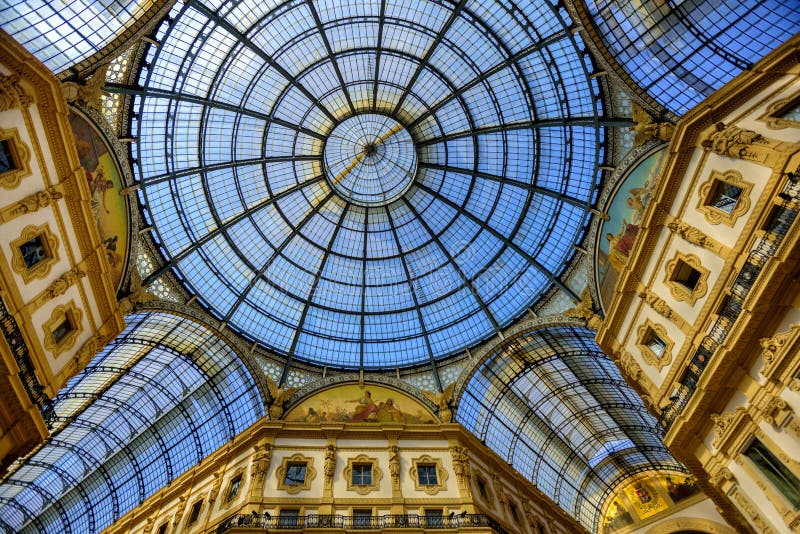 Glass kupoler av galleriaen Vittorio Emanuele II, Milan, Italien arkivbild Glass kupoler av galleriaen Vittorio Emanuele II, Milan, Italien arkivbild