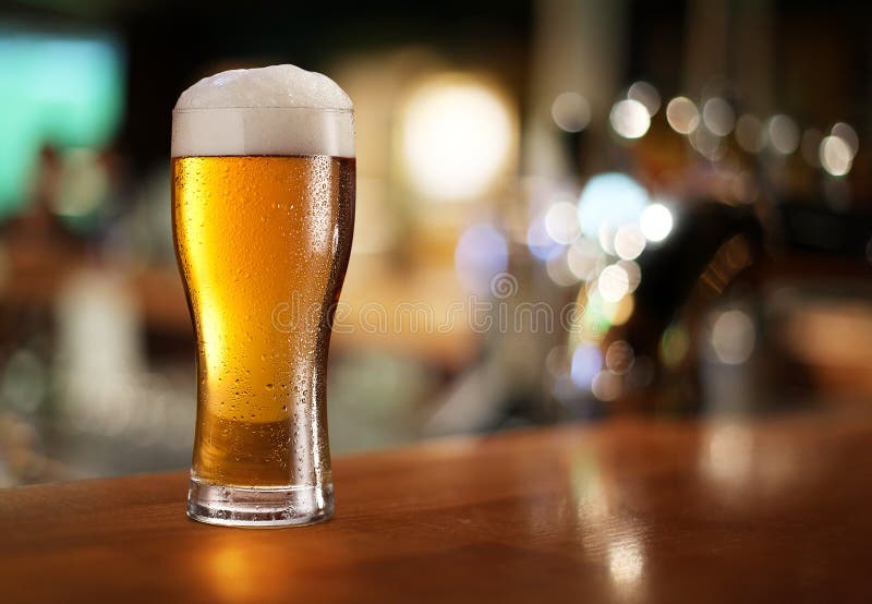 Bicchiere di birra chiara, scura pub.