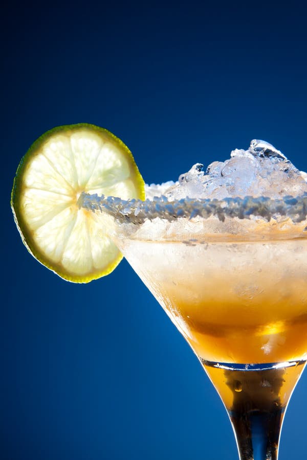 glass limefrukt för coctail royaltyfria bilder glass limefrukt för coctail royaltyfria bilder