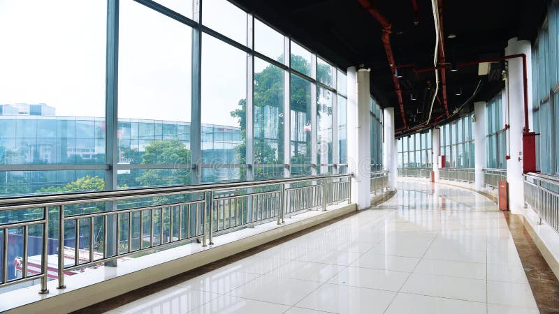 Glass lobby av modern builing royaltyfria foton Glass lobby av modern builing royaltyfria foton