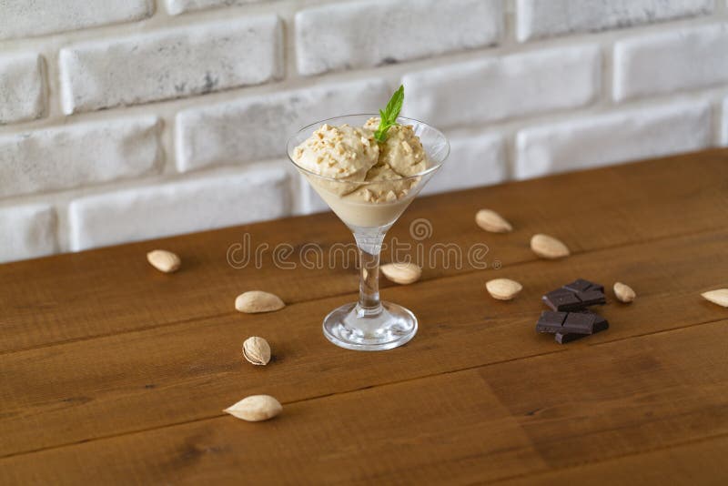 Glass med mandlar, mintkaramellen och choklad, efterrätt royaltyfria foton Glass med mandlar, mintkaramellen och choklad, efterrätt royaltyfria foton