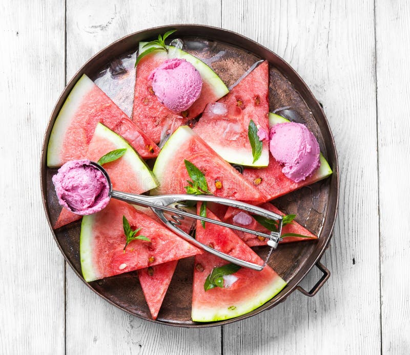 Glass med vattenmelon arkivfoto. Bild av kallt 97043224