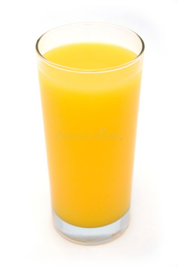 Taza naranja jugo en blanco.