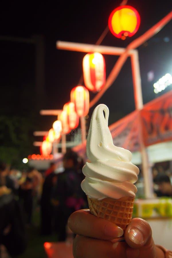 Glass på handen som rymmer på festivalen av Japan under natten arkivfoton Glass på handen som rymmer på festivalen av Japan under natten arkivfoton