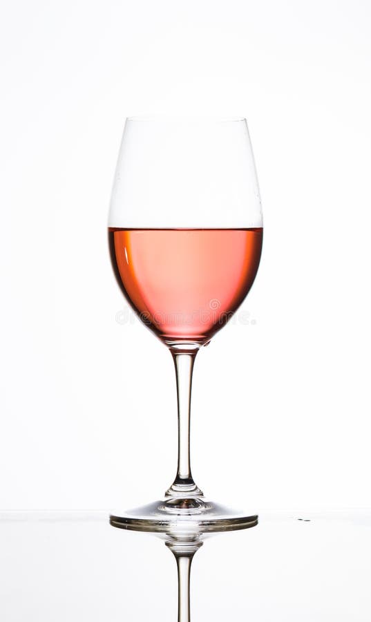 Raadplegen Kwik Sada Rose wine in crystal glass stock photo. Image of background - 2750276