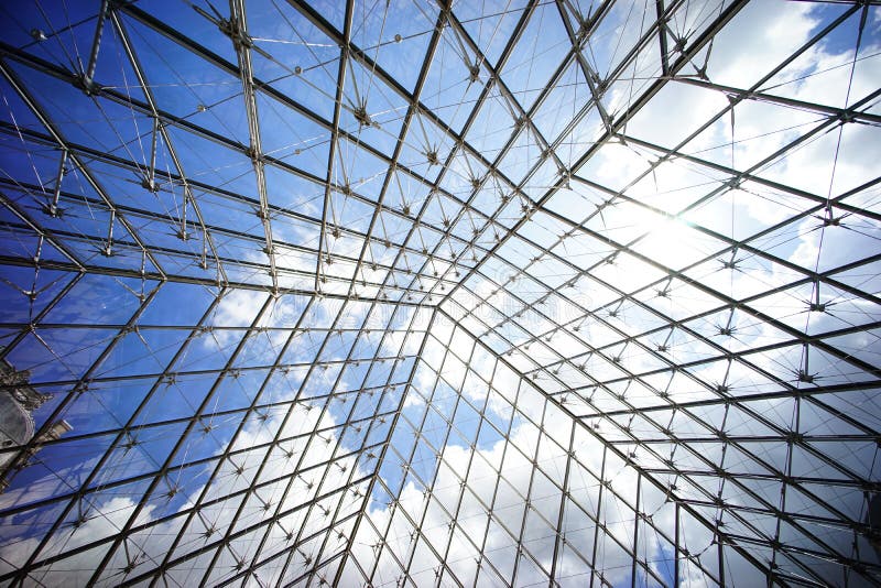 Glass taktakfönster för pyramid royaltyfri foto Glass taktakfönster för pyramid royaltyfri foto