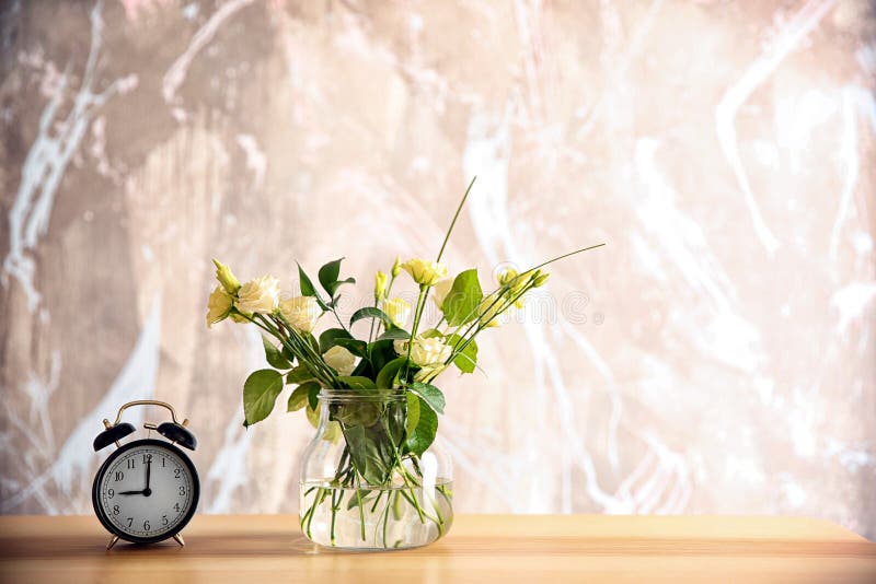 Glass vas med buketten av härliga blommor arkivfoton Glass vas med buketten av härliga blommor arkivfoton