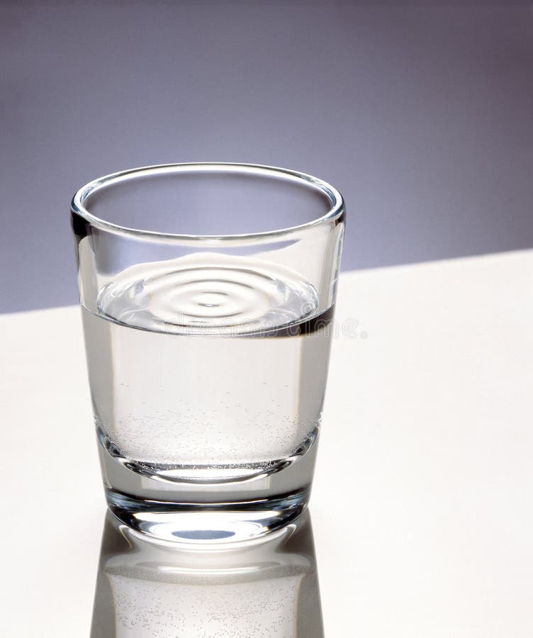 Ryhované pohár čistej pitnej vody.