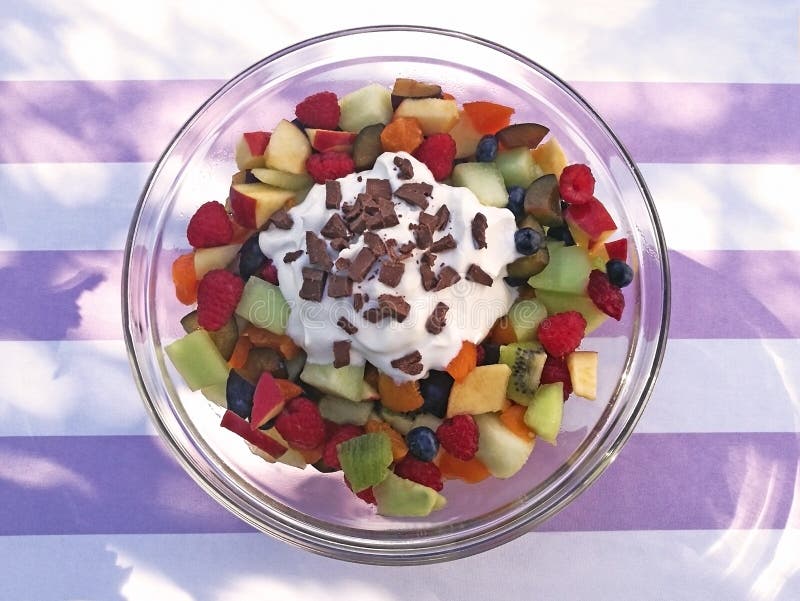 Glasschüssel mit Obstsalat und Jogurt lizenzfreie stockbilder Glasschüssel mit Obstsalat und Jogurt lizenzfreie stockbilder
