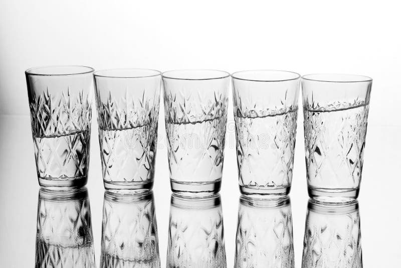 Glassfive Gläser des Wassers Wasser sind in Folge I lizenzfreie stockbilder Glassfive Gläser des Wassers Wasser sind in Folge I lizenzfreie stockbilder