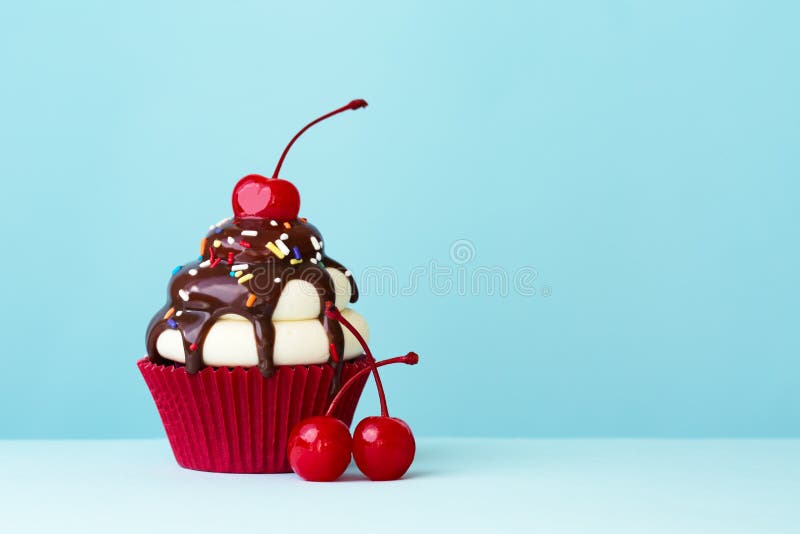 Glassglasscoupe med garneringmuffin arkivbilder Glassglasscoupe med garneringmuffin arkivbilder