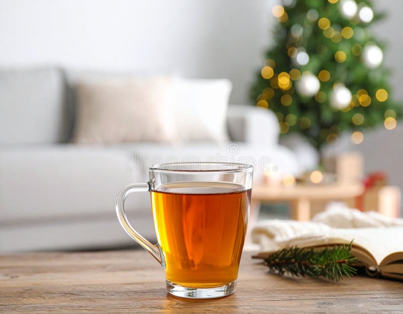 Glastasse frisch gebrühten Tee auf Holztisch im Wohnzimmer. Gemütliches Ambiente stock abbildung