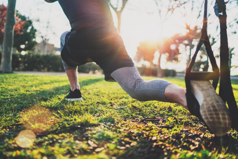 Glauben Sie Ihrem Stärkekonzept Junger Athlet, der trx draußen im sonnigen Park ausübt Großes TRX-Training Gut aussehender Mann h stockbild Glauben Sie Ihrem Stärkekonzept Junger Athlet, der trx draußen im sonnigen Park ausübt Großes TRX-Training Gut aussehender Mann h stockbild