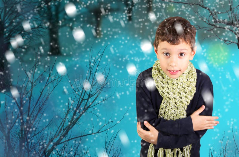 Glaubende Kälte des kleinen Jungen unter Schnee stockfotos Glaubende Kälte des kleinen Jungen unter Schnee stockfotos