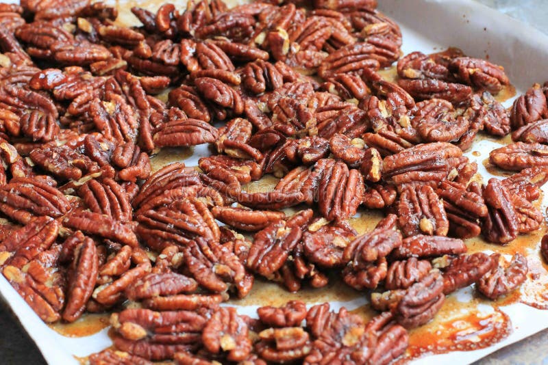 https://thumbs.dreamstime.com/b/glazed-spiced-pecans-right-out-oven-baking-sheet-lined-parchment-paper-46967337.jpg
