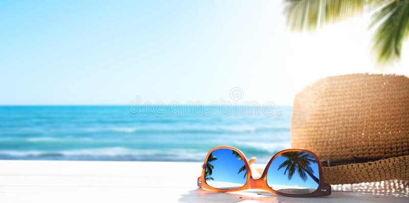 Glazen en palmreflex; De zonnige tropische achtergrond van de strandvakantie