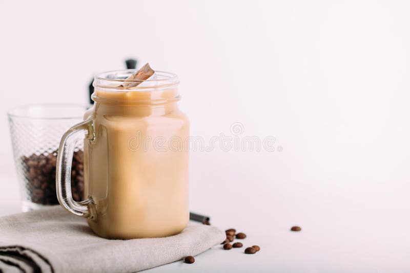 Glazen maankruid met ijs koffie met melk stock afbeelding Glazen maankruid met ijs koffie met melk stock afbeelding