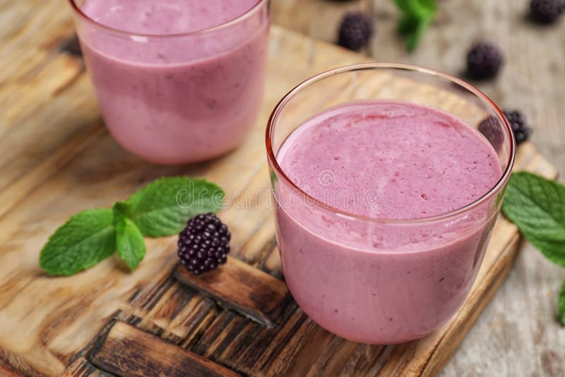 Glazen met braambessenyoghurt smoothies stock afbeelding Glazen met braambessenyoghurt smoothies stock afbeelding