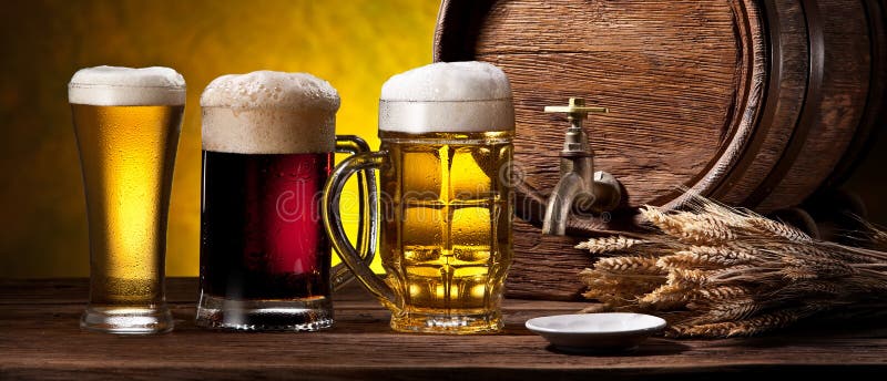 Glazen van bier en biervat op de houten lijst Ambachtbrouwerij