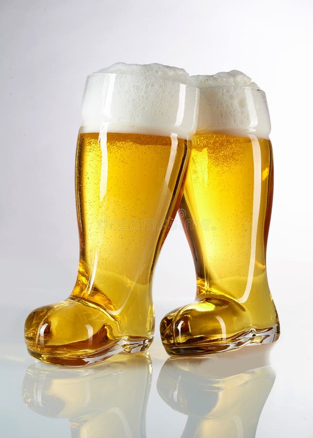 Wat leuk het internet Automatisch Glazen Van Het Nieuwigheids De Laars Gevormde Bier Stock Afbeelding - Image  of hoofd, heerlijk: 75518691
