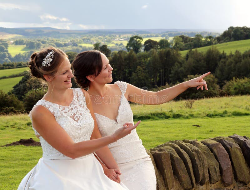 Gleichgeschlechtliche ländliche Hochzeit lizenzfreie stockfotografie Gleichgeschlechtliche ländliche Hochzeit lizenzfreie stockfotografie