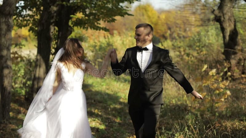 Gleichheit, Krawatte und Kristallschmucksachen Reizender Bräutigam und Braut Glückliche Familie Mann und Frau in der Liebe Glückl