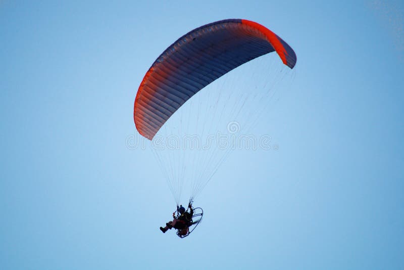 Gleitschirmfliegen auf Hintergrund des blauen Himmels lizenzfreies stockbild Gleitschirmfliegen auf Hintergrund des blauen Himmels lizenzfreies stockbild