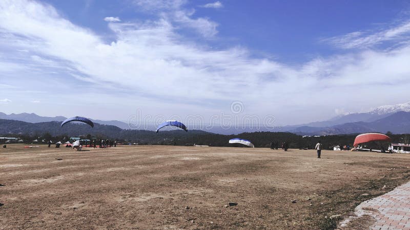 Gleitschirmfliegen in Bir Himachal Pradesh stockfotografie Gleitschirmfliegen in Bir Himachal Pradesh stockfotografie