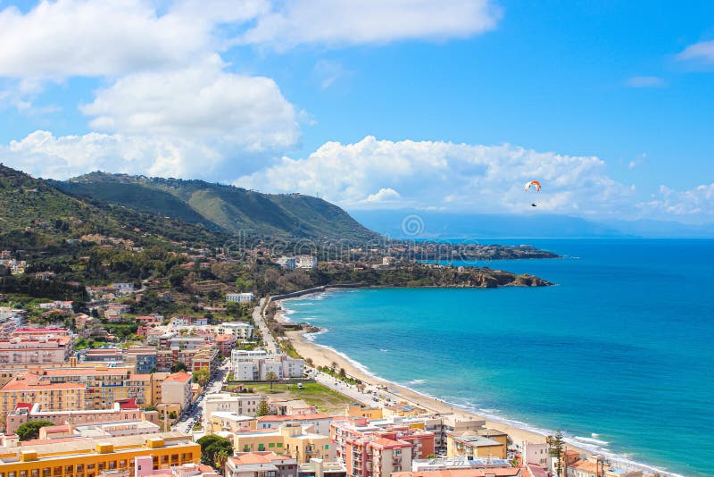 Gleitschirmfliegen über dem schönen Meerblick durch Stadt Cefalu in Sizilien, Italien Gleitschirmfliegen ist ein popul?rer Abente lizenzfreies stockfoto Gleitschirmfliegen über dem schönen Meerblick durch Stadt Cefalu in Sizilien, Italien Gleitschirmfliegen ist ein popul?rer Abente lizenzfreies stockfoto