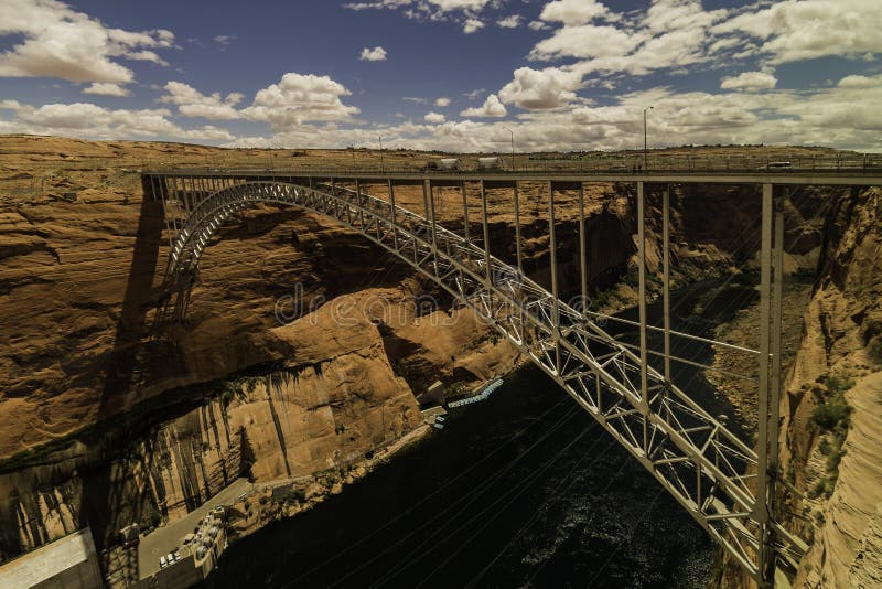 Glen Canyon Bridge über Fluss stockfotografie Glen Canyon Bridge über Fluss stockfotografie