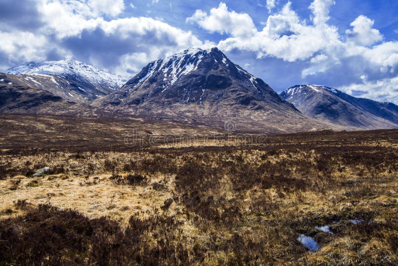 Glen Coe: De mooie piramidale piek van Buachaille Etive Mor in de Hooglanden van Schotland royalty-vrije stock afbeelding Glen Coe: De mooie piramidale piek van Buachaille Etive Mor in de Hooglanden van Schotland royalty-vrije stock afbeelding