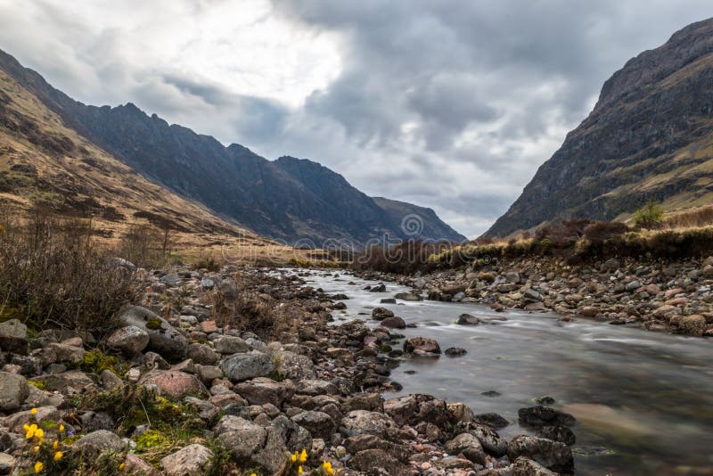 Glencoe flod med slätt vattenflöde royaltyfria foton Glencoe flod med slätt vattenflöde royaltyfria foton