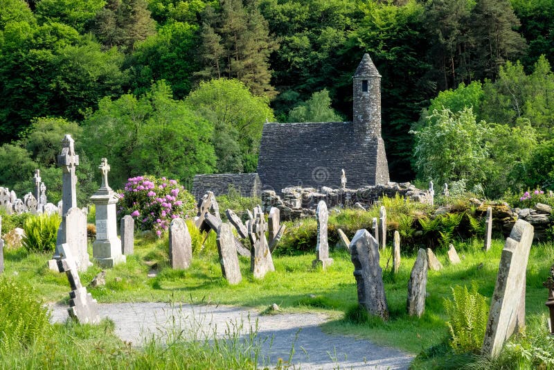 Glendalough es un pueblo con un monasterio en el condado Wicklow, Irlanda imágenes de archivo libres de regalías Glendalough es un pueblo con un monasterio en el condado Wicklow, Irlanda imágenes de archivo libres de regalías