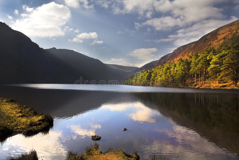 Glendalough le comté de Lake Wicklow Irlande photographie stock Glendalough le comté de Lake Wicklow Irlande photographie stock