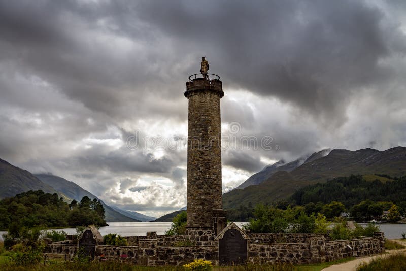 Glenfinnan monument och fjordShiel lake Skotska högländerna Skottland UK fotografering för bildbyråer Glenfinnan monument och fjordShiel lake Skotska högländerna Skottland UK fotografering för bildbyråer
