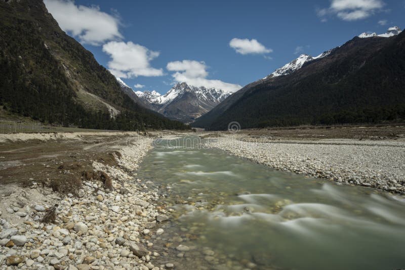 Gletscher-Fluss, der in Yumthang-Tal, Lachung, Sikkim, Indien flie?t lizenzfreies stockbild Gletscher-Fluss, der in Yumthang-Tal, Lachung, Sikkim, Indien flie?t lizenzfreies stockbild