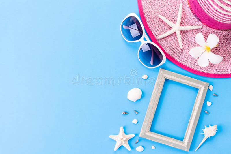 Gli accessori della spiaggia la cornice, gli occhiali da sole, il Flip-flop, il cappello della spiaggia delle stelle marine e la fotografie stock Gli accessori della spiaggia la cornice, gli occhiali da sole, il Flip-flop, il cappello della spiaggia delle stelle marine e la fotografie stock