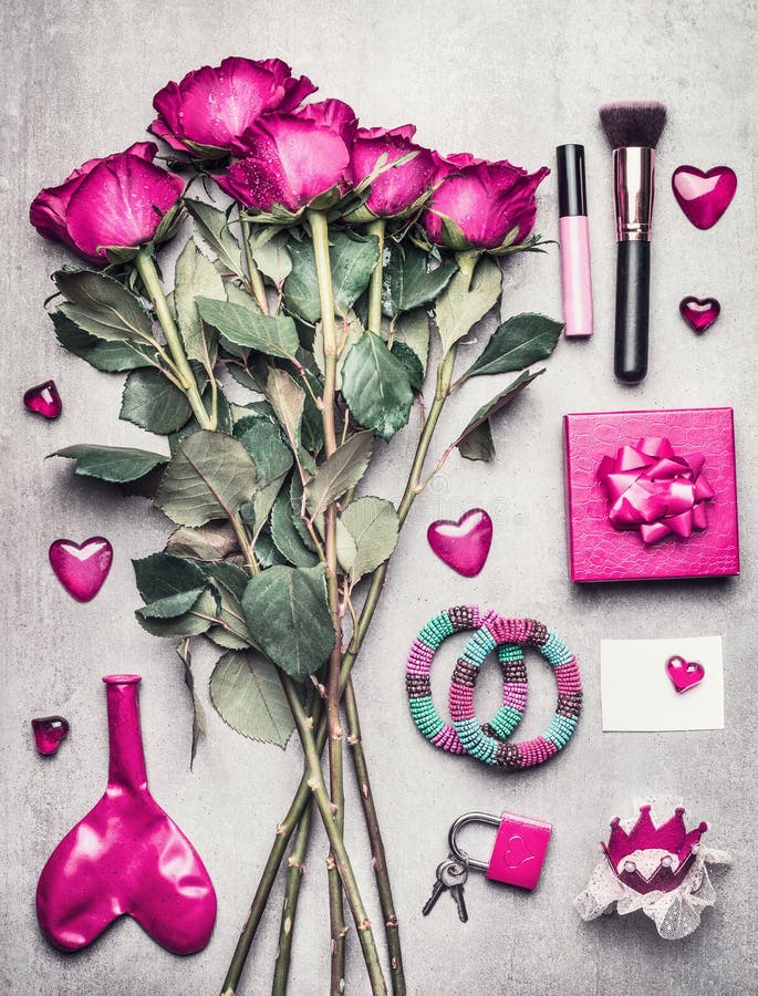 Gli accessori femminili rosa con le rose fiorisce, trucco, cuori Vista superiore sul boudoir sudicio della donna, sul blogger di immagine stock libera da diritti Gli accessori femminili rosa con le rose fiorisce, trucco, cuori Vista superiore sul boudoir sudicio della donna, sul blogger di immagine stock libera da diritti