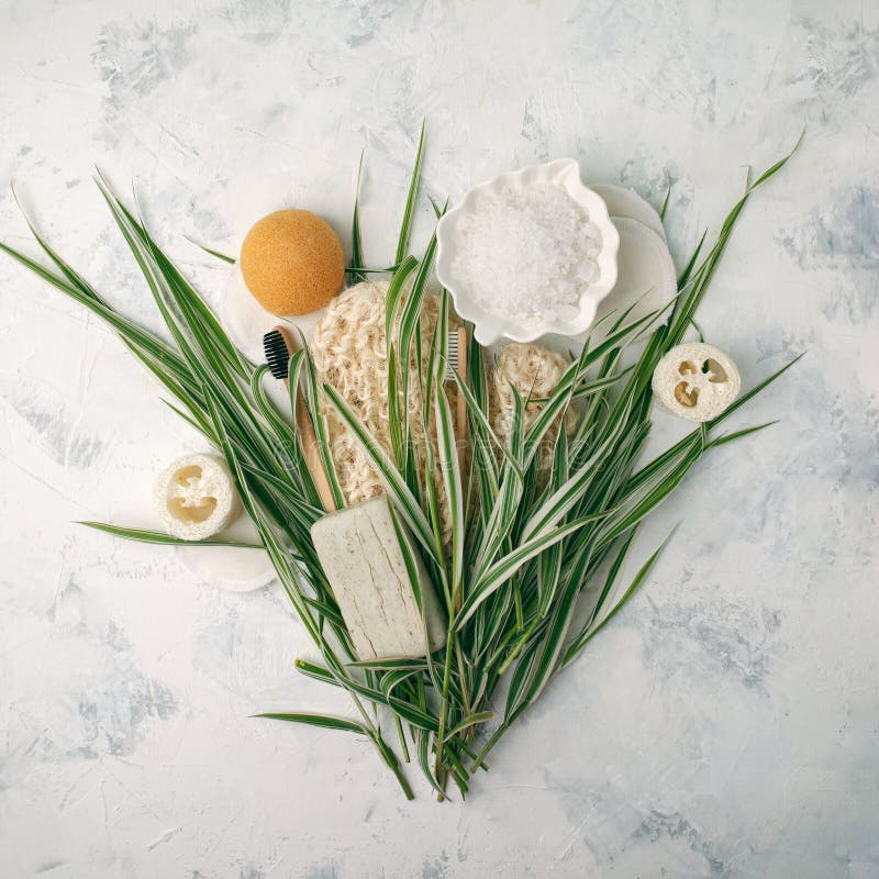Gli accessori residui zero del bagno, la spazzola naturale del sisal, la spazzola di bamb? dei denti, sale marino, cotone riutili fotografia stock libera da diritti Gli accessori residui zero del bagno, la spazzola naturale del sisal, la spazzola di bamb? dei denti, sale marino, cotone riutili fotografia stock libera da diritti