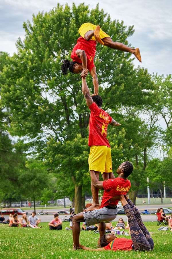 Gli acrobate africani che eseguono l'acrobatica mostrano davanti al pubblico nel parco reale del supporto, Montreal, Canada fotografie stock