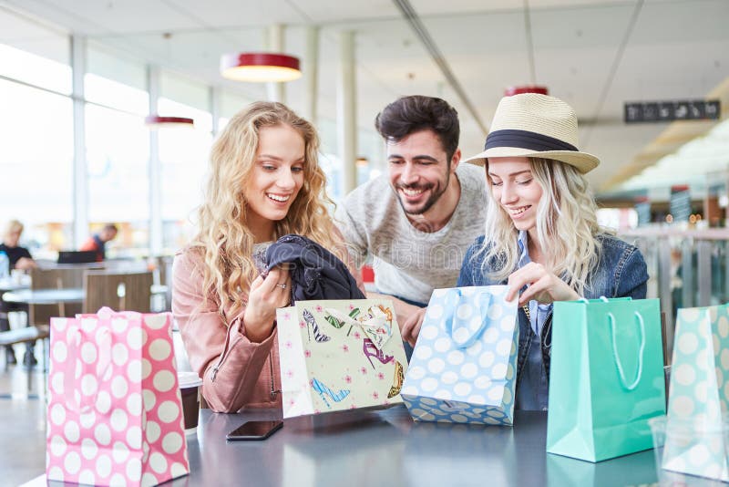 Gli adolescenti disimballano insieme i sacchetti della spesa fotografia stock Gli adolescenti disimballano insieme i sacchetti della spesa fotografia stock